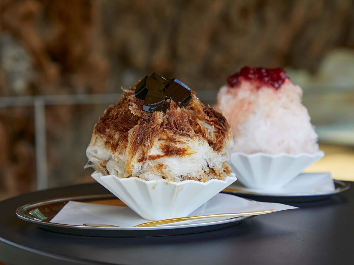 「コーヒーゼリーとほうじ茶アイスのかき氷」1100円（手前）、「いちごとルバーブのかき氷」1100円（奥）