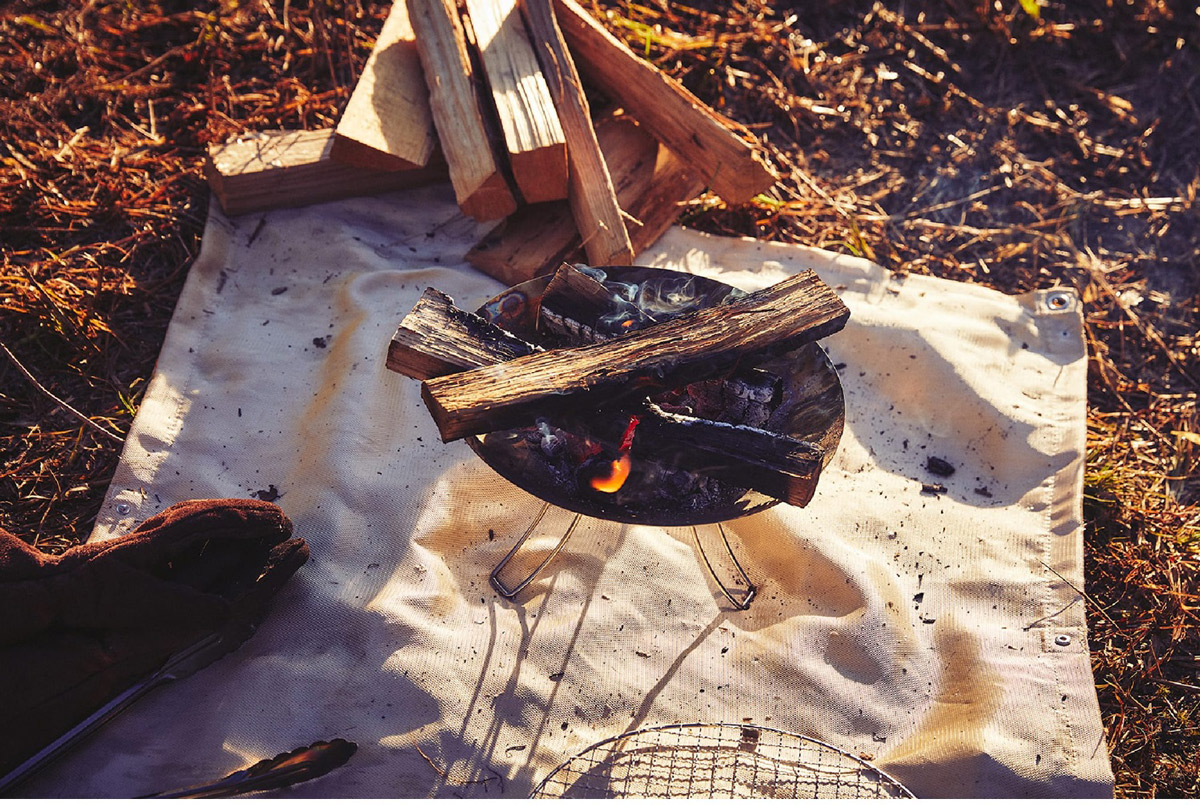 ＜ファイアーディスクソロ＞本体サイズ： 約φ30×16(h)cm、重量： 約900g、材質： ステンレス、耐荷重：約25kg、付属品：収納ケース、焼網、＜ファイアープレイスシート＞サイズ：使用時/ 約80 × 80cm、収納時/約25 × 25 x 4cm、重量： 約330g、材質： 生地/グラスファイバー