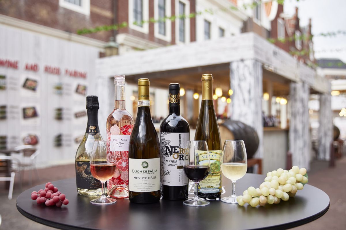 100種類のワインの飲み比べができるレギュラーコース2800円のほか、さまざまなコースがあるのでチェックしよう