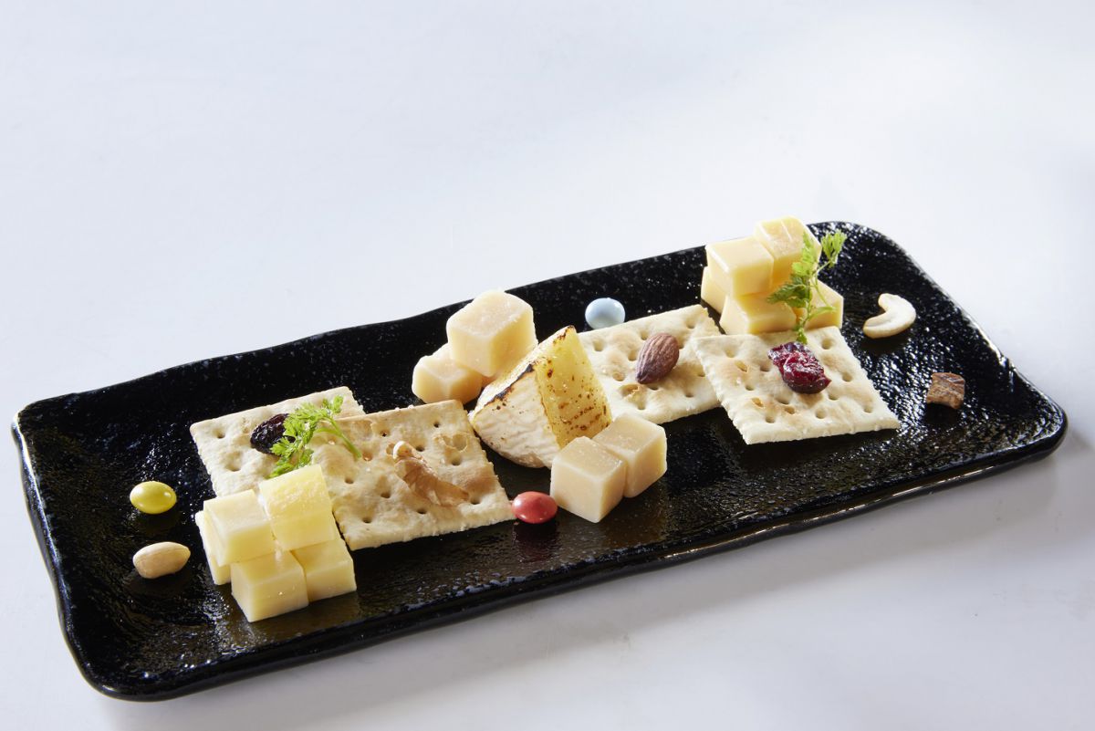 チーズ4種のワンプレート1100円をワイン祭会場で販売