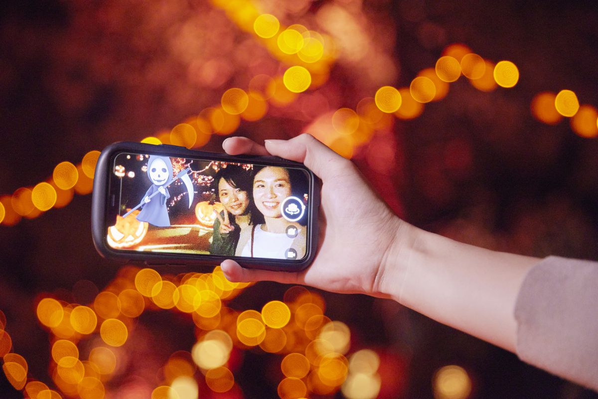 アプリをスマホにダウンロードして、ハロウィーン期間だけの記念撮影を