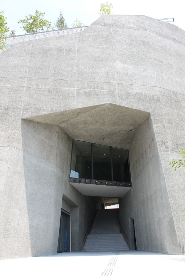 洞窟の入り口のような階段を登り、探検気分で2階入場口へ