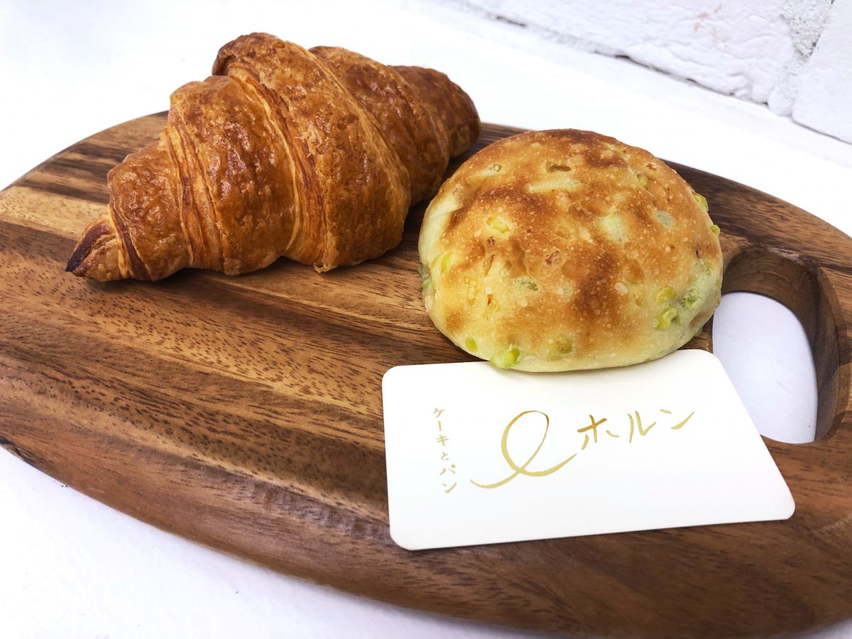 （左から）「クロワッサン」300円、「国産 枝豆パン」280円