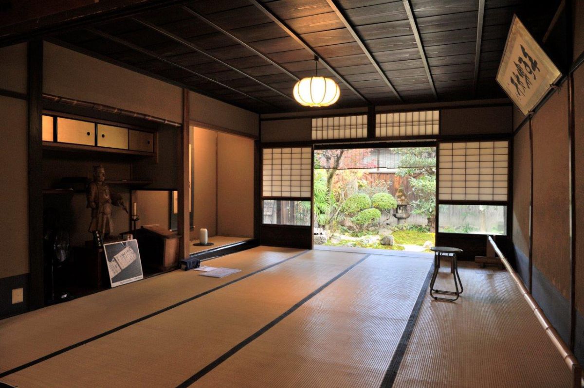 母屋と長屋門は往時のまま残る。写真は母屋の奥の間