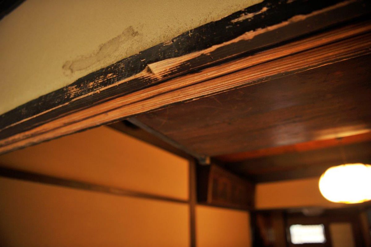 内部抗争で芹沢鴨が暗殺された際に付いたという鴨居の刀傷