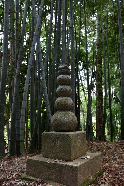 本堂裏の竹林にある文塚。小町に寄せられた千通の恋文を埋めた所と伝わる
