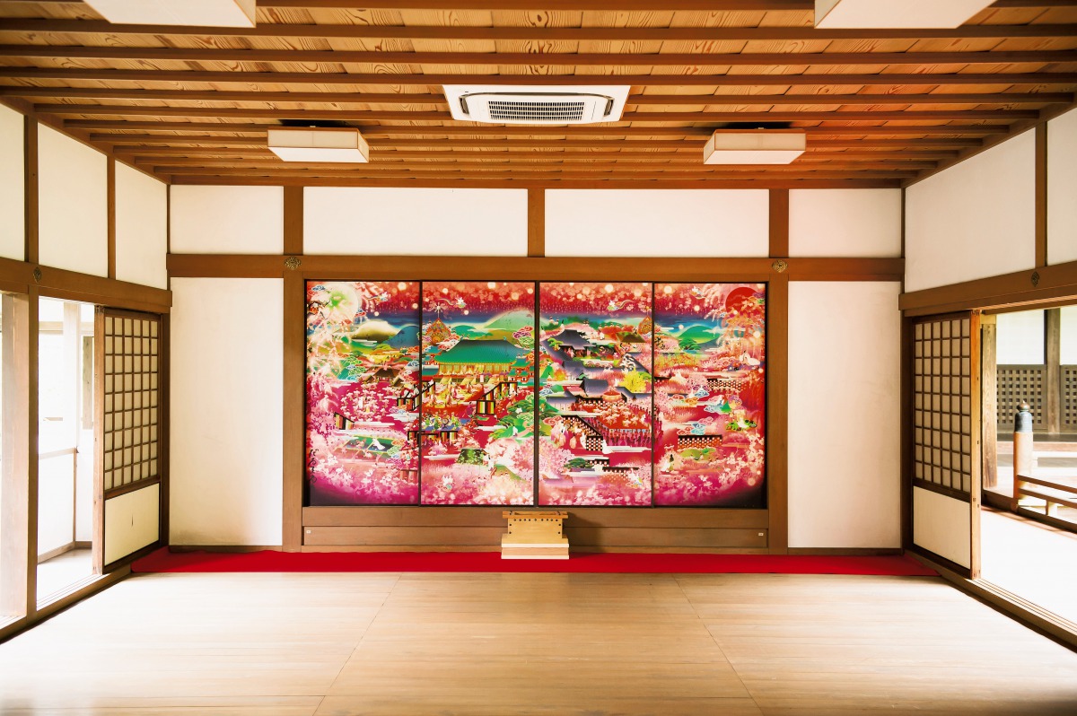 本堂「能の間」の襖絵「極彩色梅匂小町絵図」。小町の生涯をCGを使って色鮮やかに描いたもので、京都のアートユニット「だるま商店」が2009年に奉納した