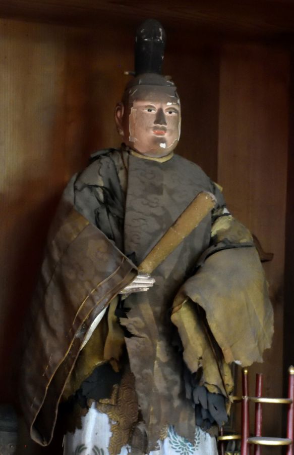 本堂の脇壇に安置される深草少将張文像