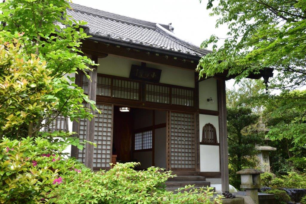 緑に包まれて立つ本堂