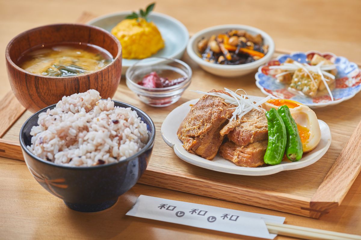 お食事もの（豚の角煮定食） 1050円