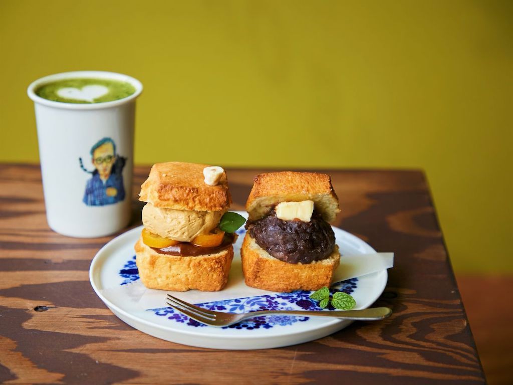 （左）「金柑とキャラメルプラリネスコーンサンド」594円　（右）「あんバタースコーンサンド」528円（奥）「緑茶ラテ」627円 ※価格はともにイートインの場合