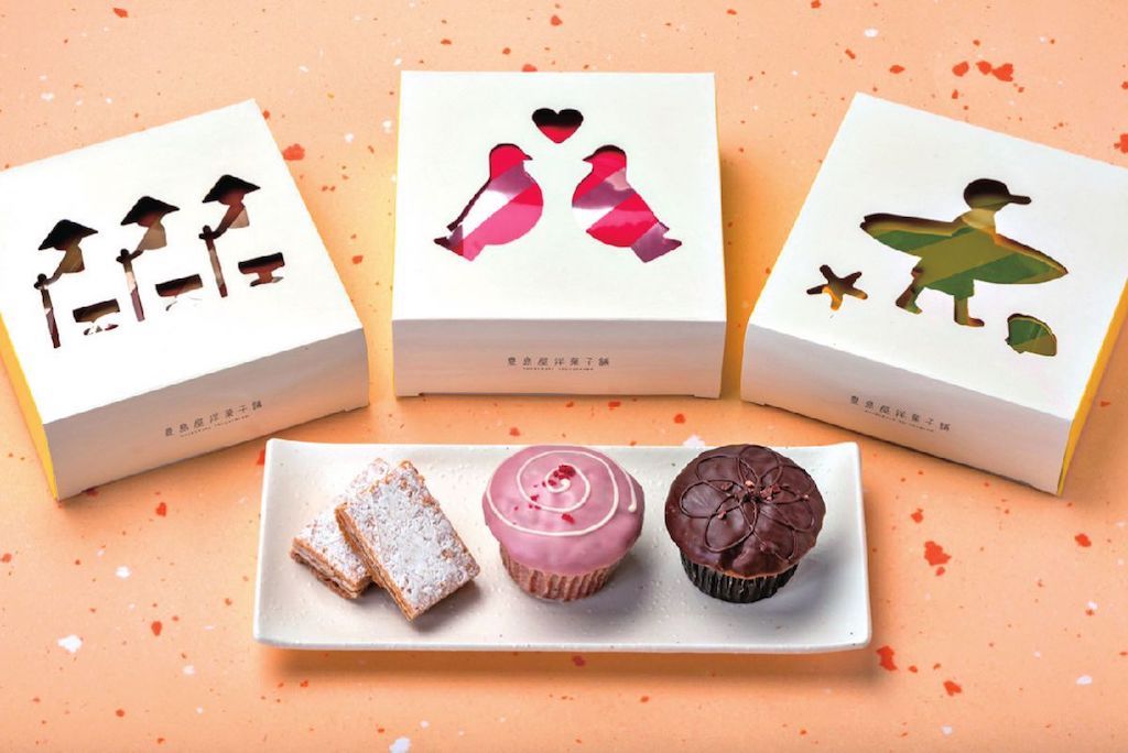 (右・中央)「カップケーキ」4個入700円、(左)「ウィンナーワッフル」12個入700円