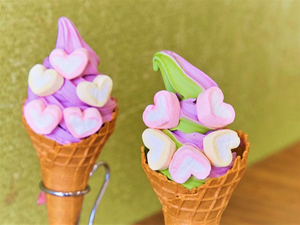 「ハートマシュマロソフトクリーム」各430円（写真は紫いもソフト・あじさいソフト）