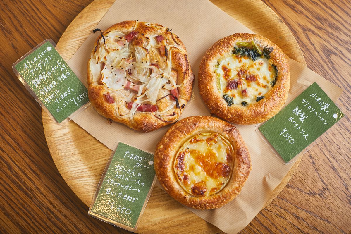 小松菜とカリカリべーコンのガレット　たまねぎとトマトカレーのガレット　アルザシアン各350円