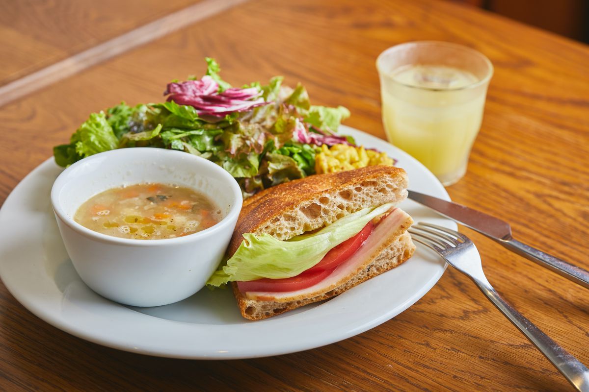 お野菜たっぷりスープランチ850円 小さなリンゴジュース付き