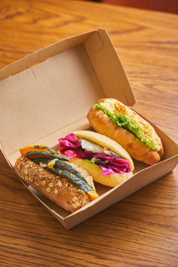 プチパンBOX 750円（この日の内容は、左からカボチャとゴルゴンゾーラ、紫キャベツのピクルスサンド、じゃがコーンバターサンド）※プチパンの種類は日によって変わります