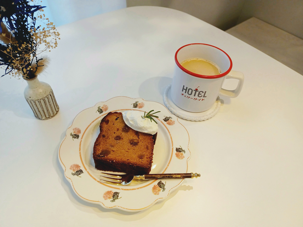 左から、「いちじくと自家製キャラメルのパウンドケーキ」528円、「バタースコッチラテ」550円