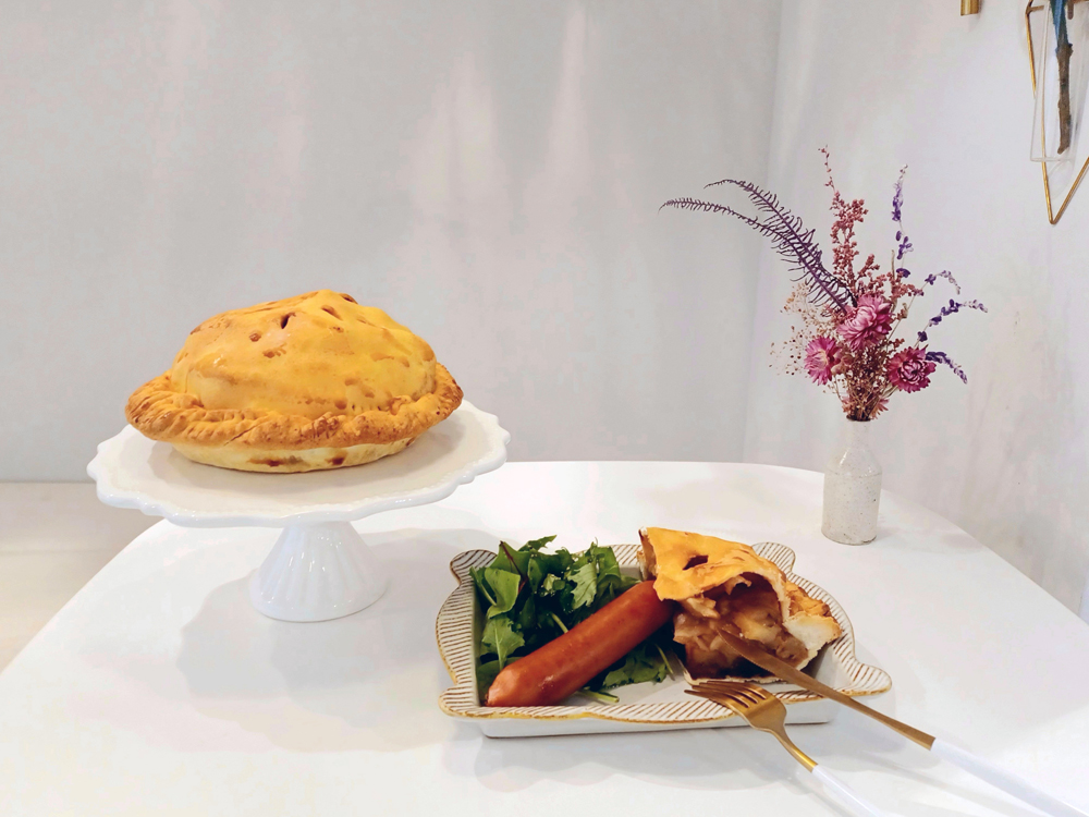 「アップルパイ」プレート 1100円、カット単品660円