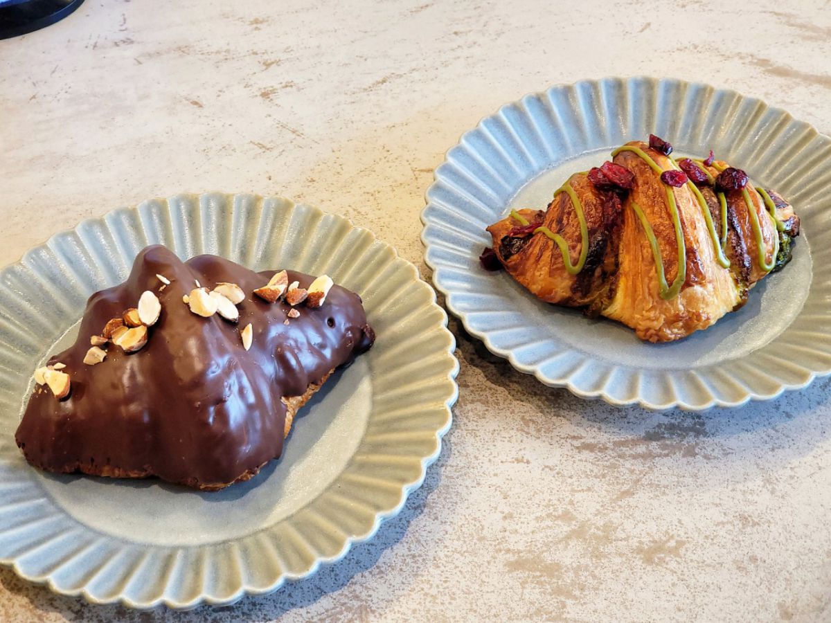 左から「ナッツショコラ」 350円 、「クランベリーピスタチオ」 350円