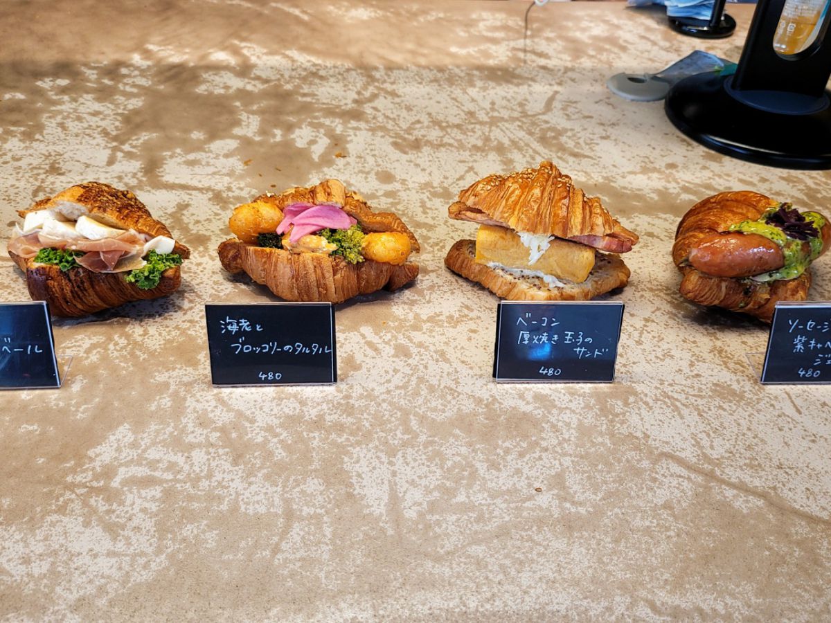 左から「生ハムカマンベール」480円、「海老とブロッコリーのタルタル」480円、「ベーコン厚焼き玉子のサンド」480円、「ソーセージと紫キャベツのジェノベーゼ」480円