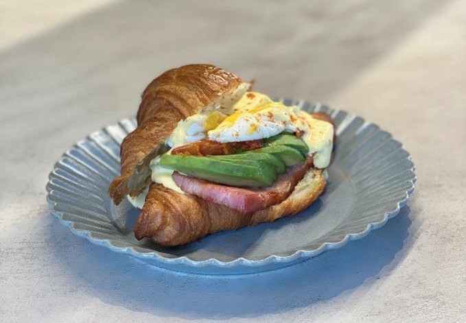 イートイン限定「クロワッサンエッグベネディクト」980円