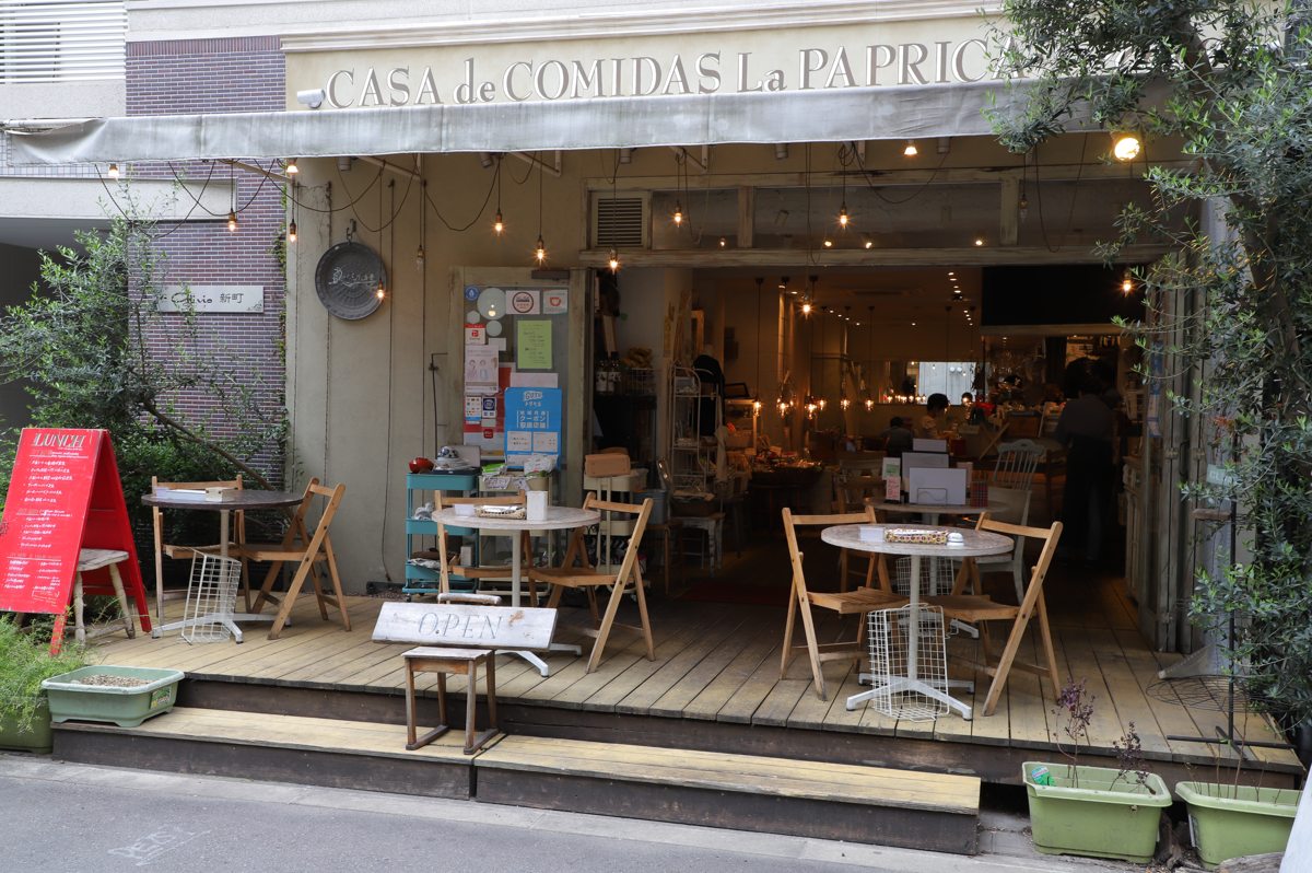 ウッドデッキのテラス席があり、開放的な雰囲気