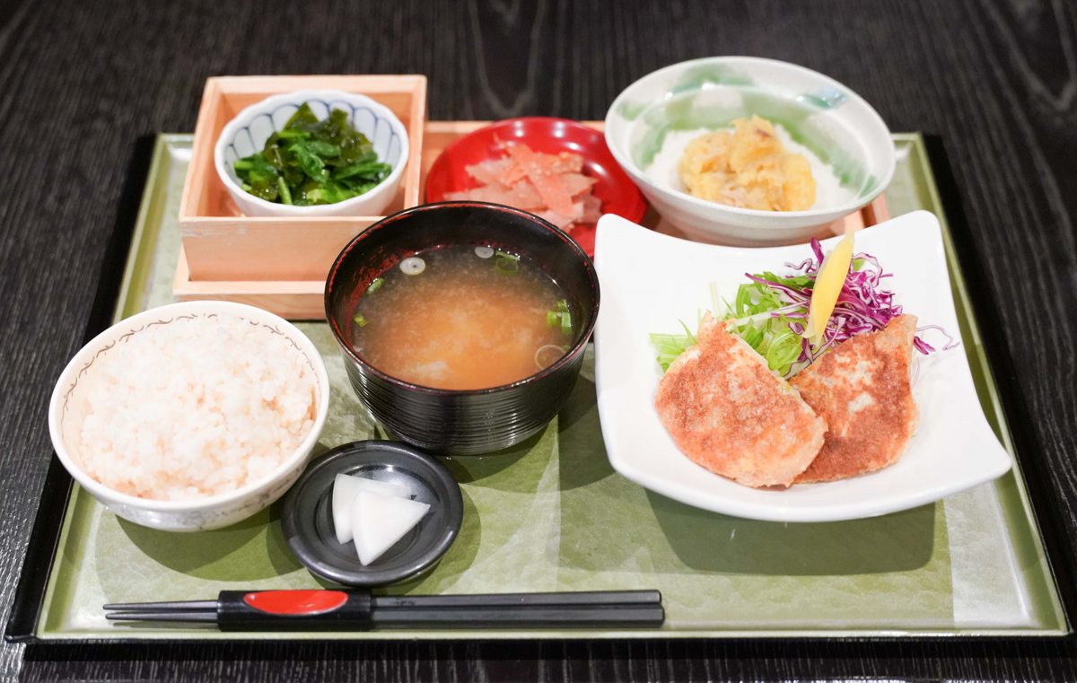 ご飯、味噌汁に日替わりの主菜1品と副菜3品が付く「日替わり菜食ごはん」1000円