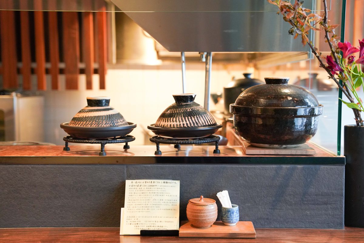 土鍋が並ぶカウンター席からはキッチンがよく見える