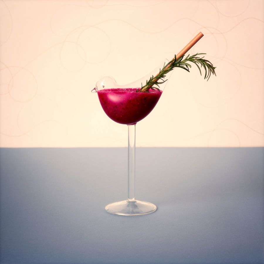 「LOW-NON-BAR」1300円／いちごやラズベリーなどのベリーとパプリカ、オレンジ・ジンジャー風味のシュラブ（ビネガードリンク）を使ったノンアルコールカクテル。