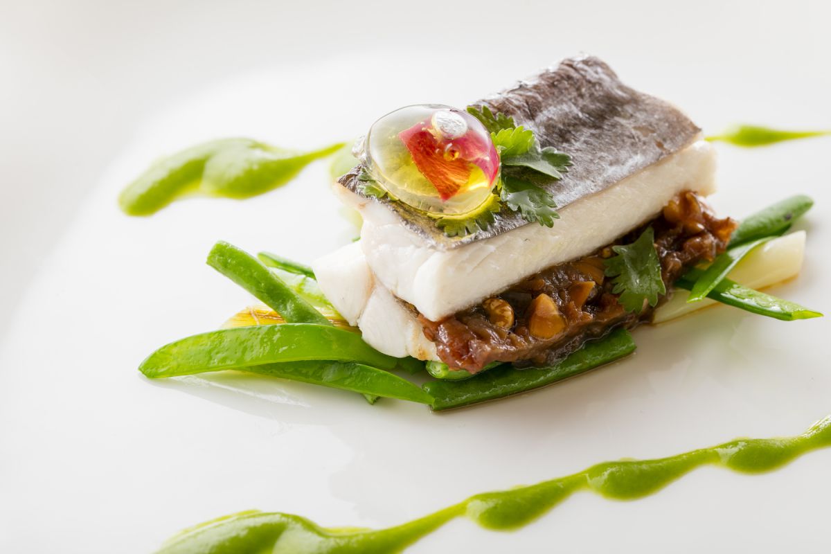 ランチコース7700円〜、ディナーコース16500円〜