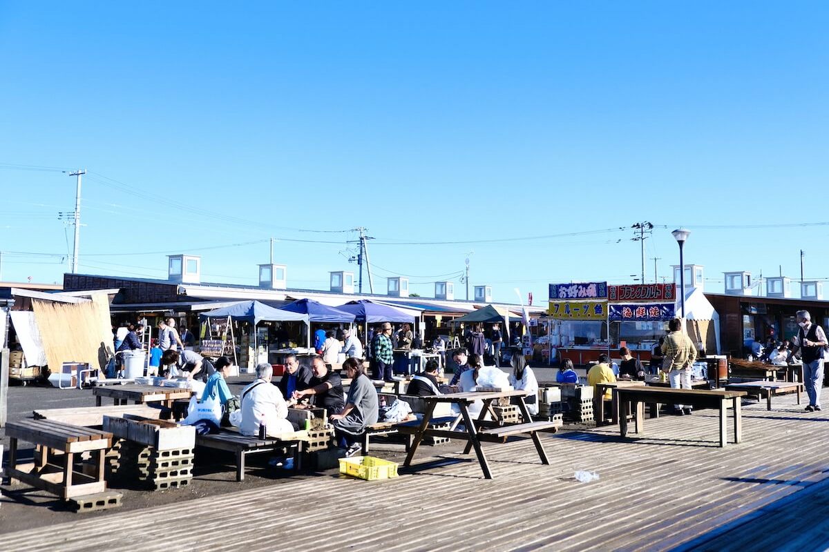 炉端焼きを楽しむ人たち