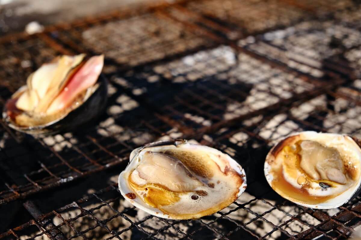 フリースペースで貝を焼く
