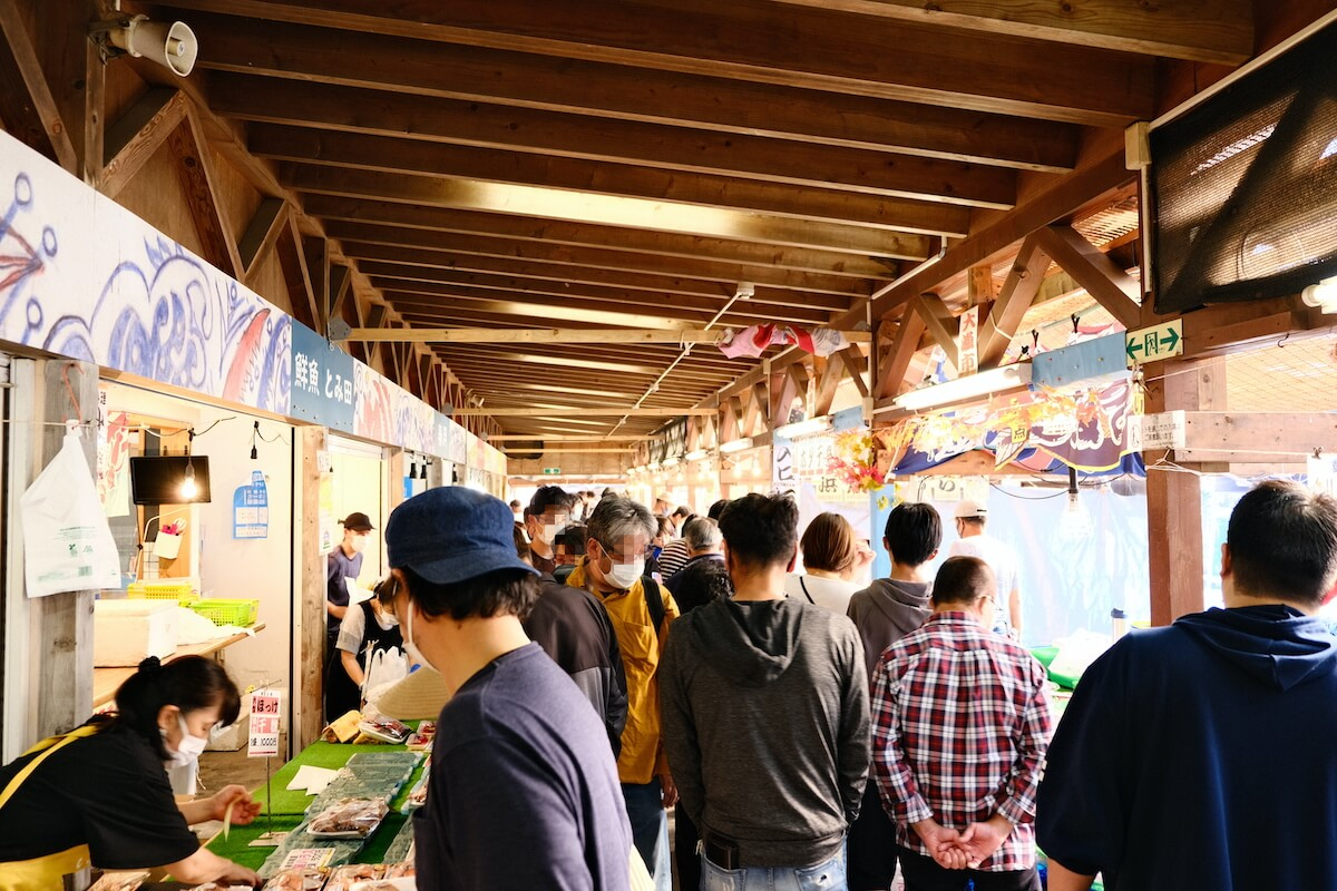 朝市にはお店が立ち並ぶ