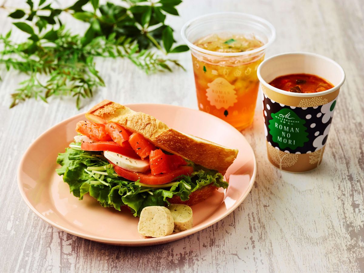 サーモンカプレーゼサンド セット 1320円（ドリンクSサイズ付き）