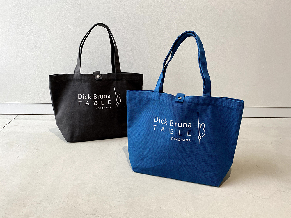 「ロゴ帆布トートバッグ」横浜店限定カラー〈ブルー〉〈チャコール〉 1個 2860円