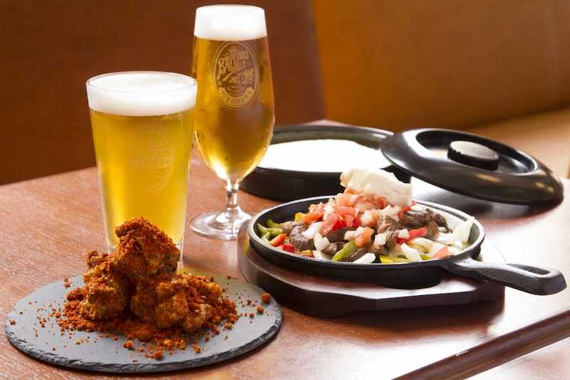 「スパイシーフライドチキン」800円、「ファヒータ」(ビーフ・Mサイズ)2280円、「BAYSTARS LAGER、BAYSTARS ALE」480ml各800円