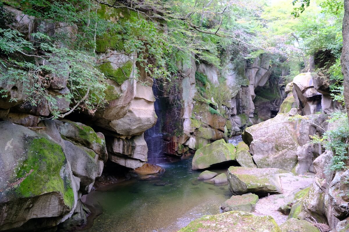 巨岩奇岩がそびえ立つ磊々峡