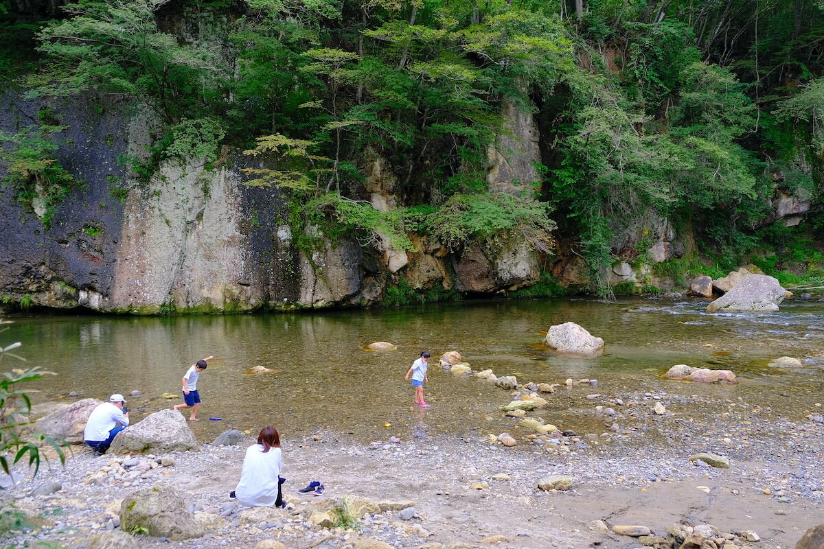 河原で遊ぶファミリー