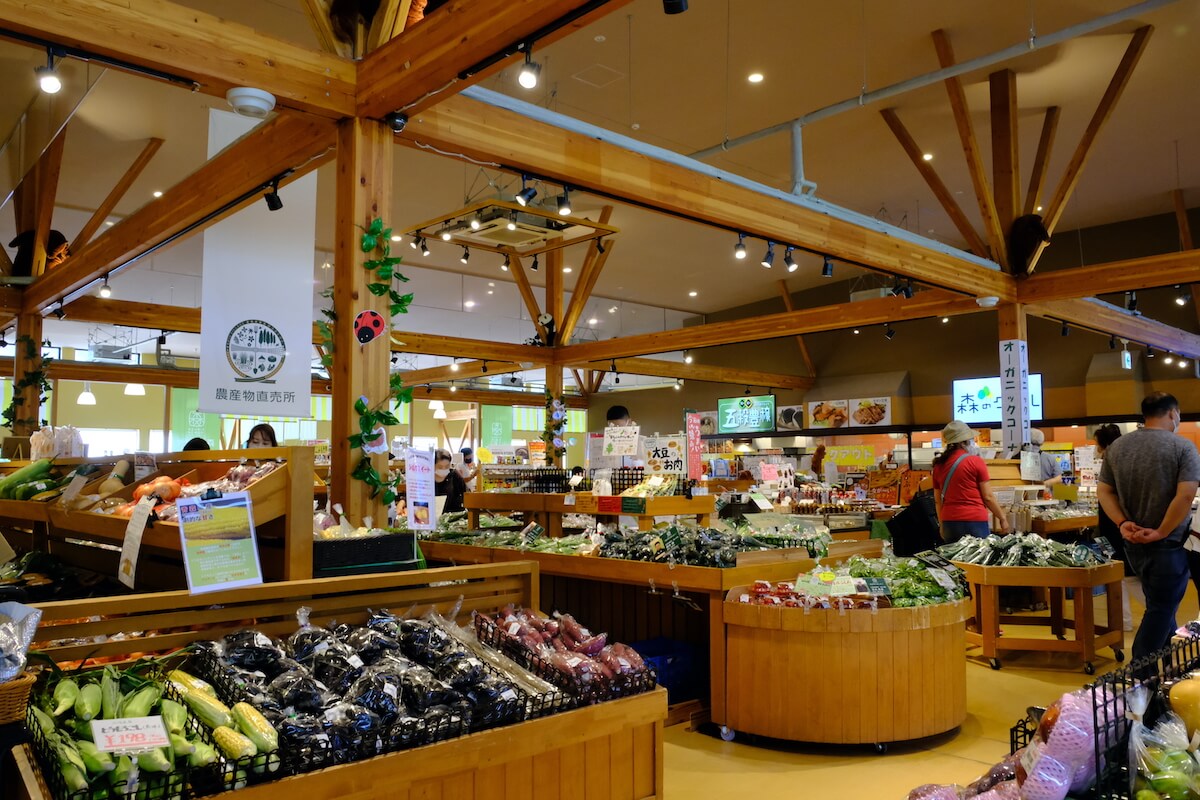 新鮮な野菜などが揃う産直マーケット