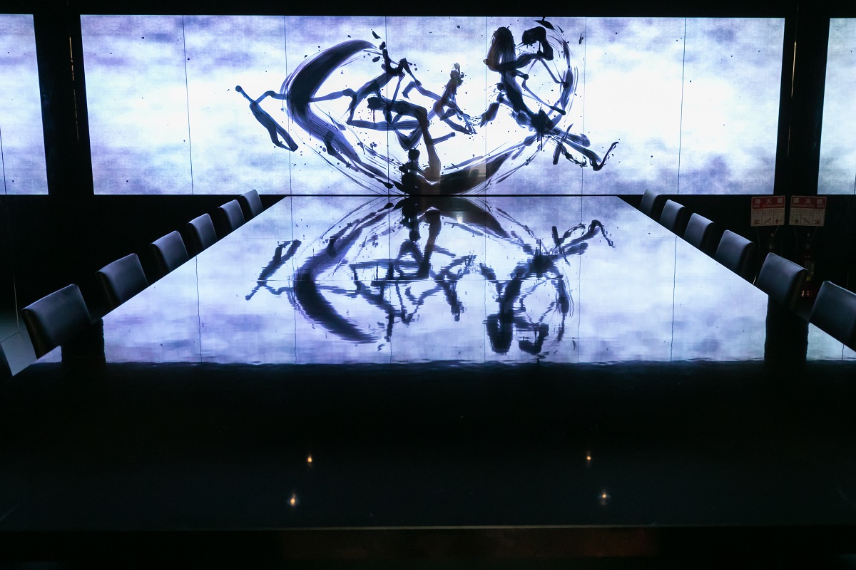 店内には、チームラボのアート作品「反転無分別 - Black in White/ Reversible Rotation - Black in White」が展示されています