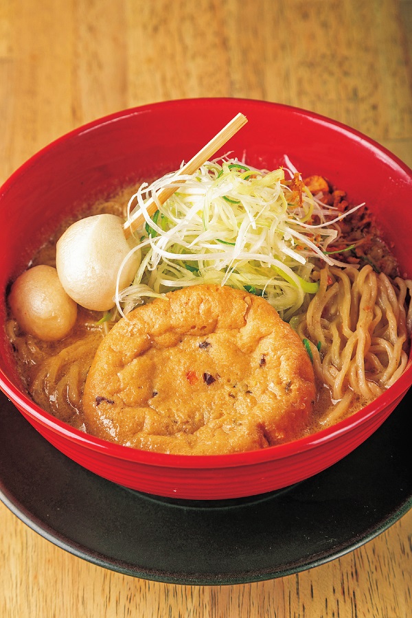 チャーシューの代わりに大きなひろうす（がんもどき）がのった、ヴィーガン京都660円（ひろうすトッピング280円）