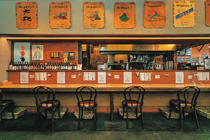 天井が高くスタイリッシュな店内。ベビーカーや車椅子でも利用しやすい