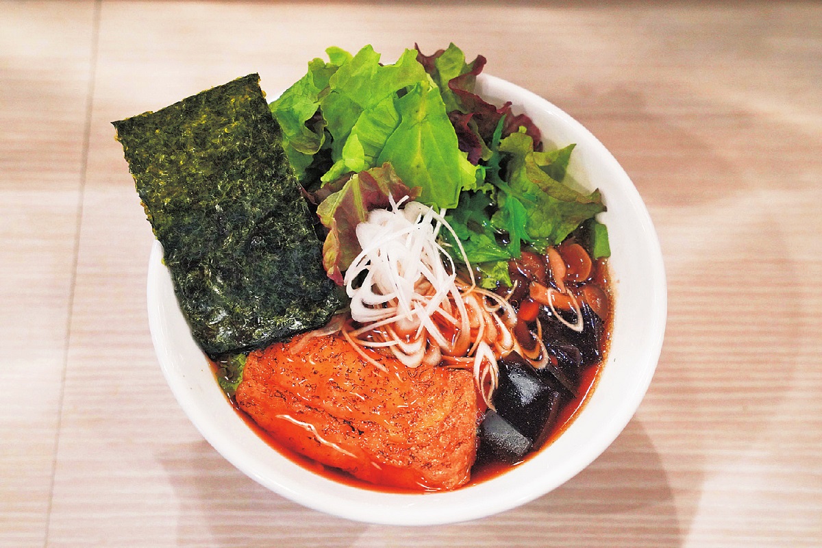 醤油べじらーめん940円。スープはスッキリとした味わいながらコク深くまろやか。油揚げと野菜をトッピング