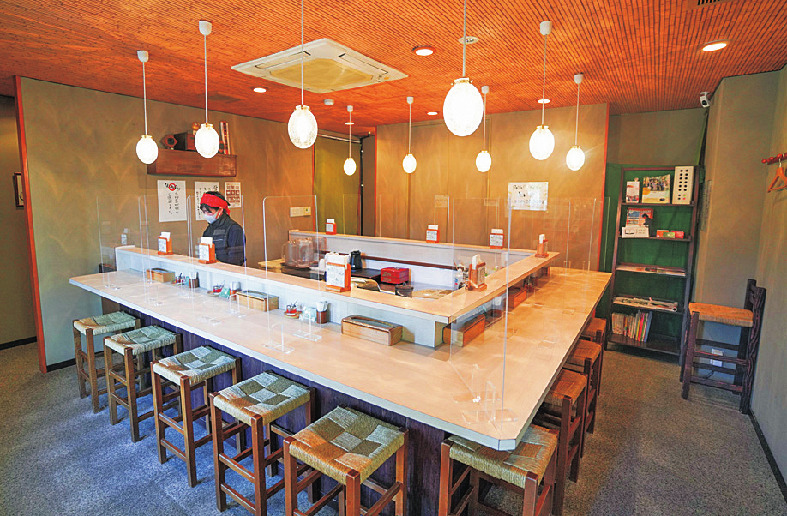 清潔感のある店内はコの字型のカウンター席が14席