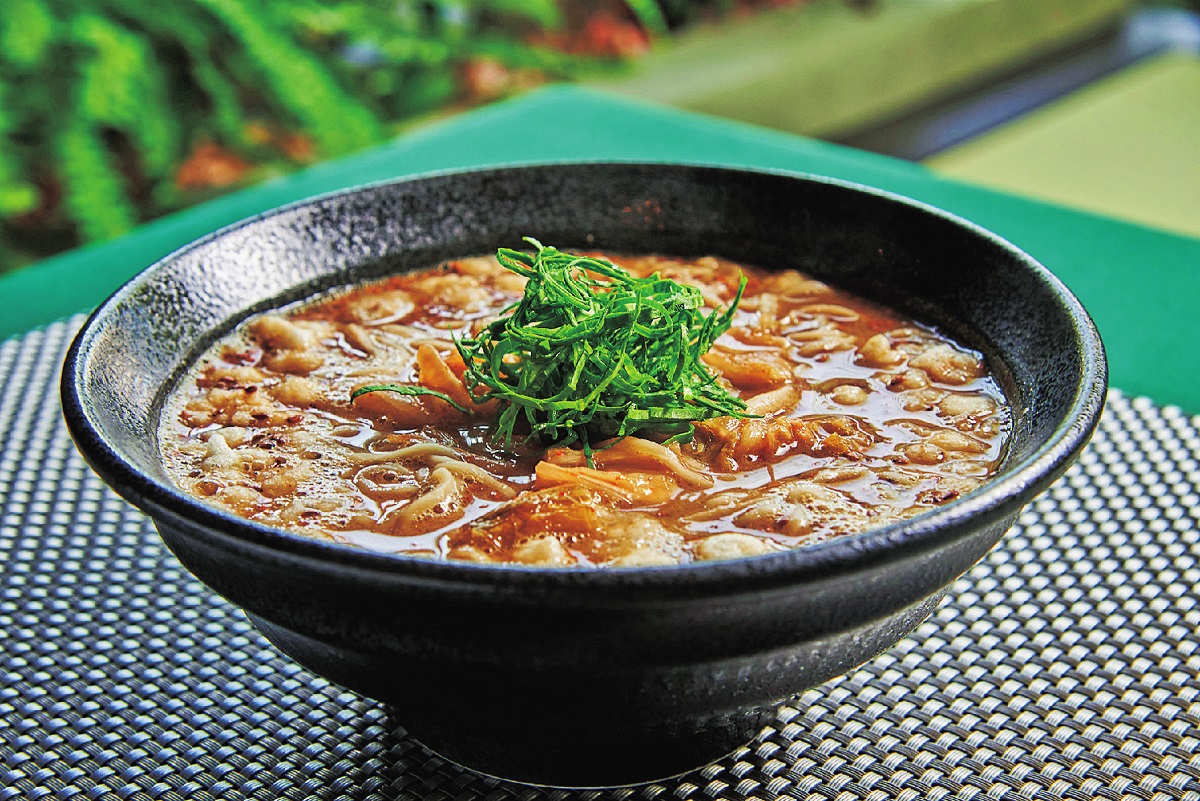 北海道産の小麦粉を使用した麺に、漢方のクセを感じさせないコクのあるスープが特徴の薬膳キムチラーメン1980円