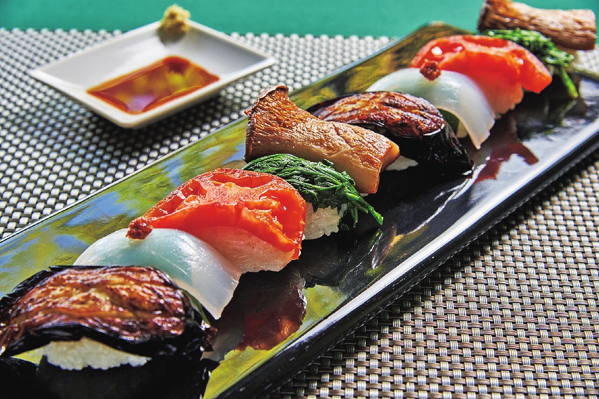 野菜寿司セット2453円は季節の野菜を使った看板メニュー。セットにはお吸い物が付く。単品は2145円～