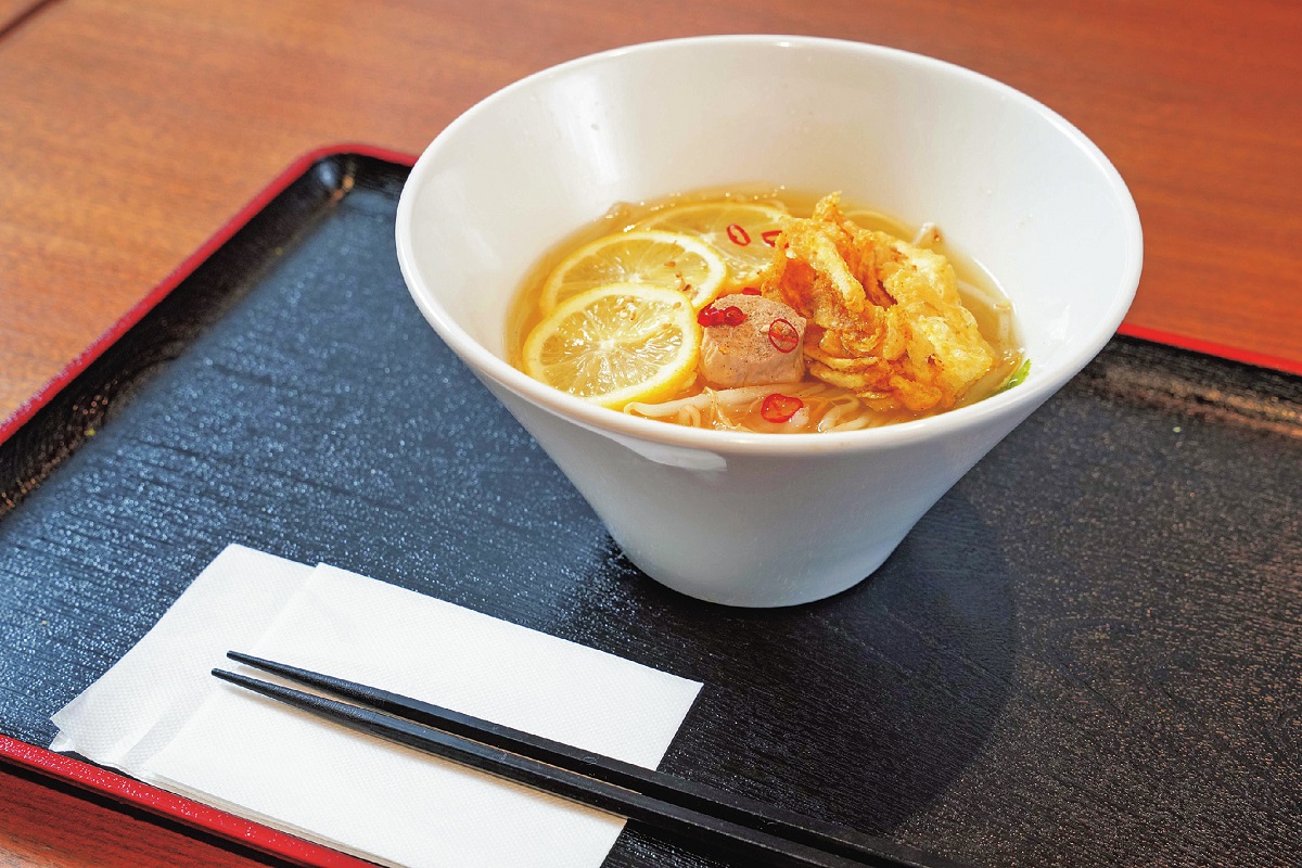 スッキリさっぱり、さわやかなレモンラーメン880円は、薬膳スープをベースに油揚げなどをトッピング