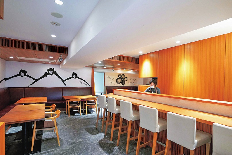 席の間隔も広く。テラス席や個室も完備