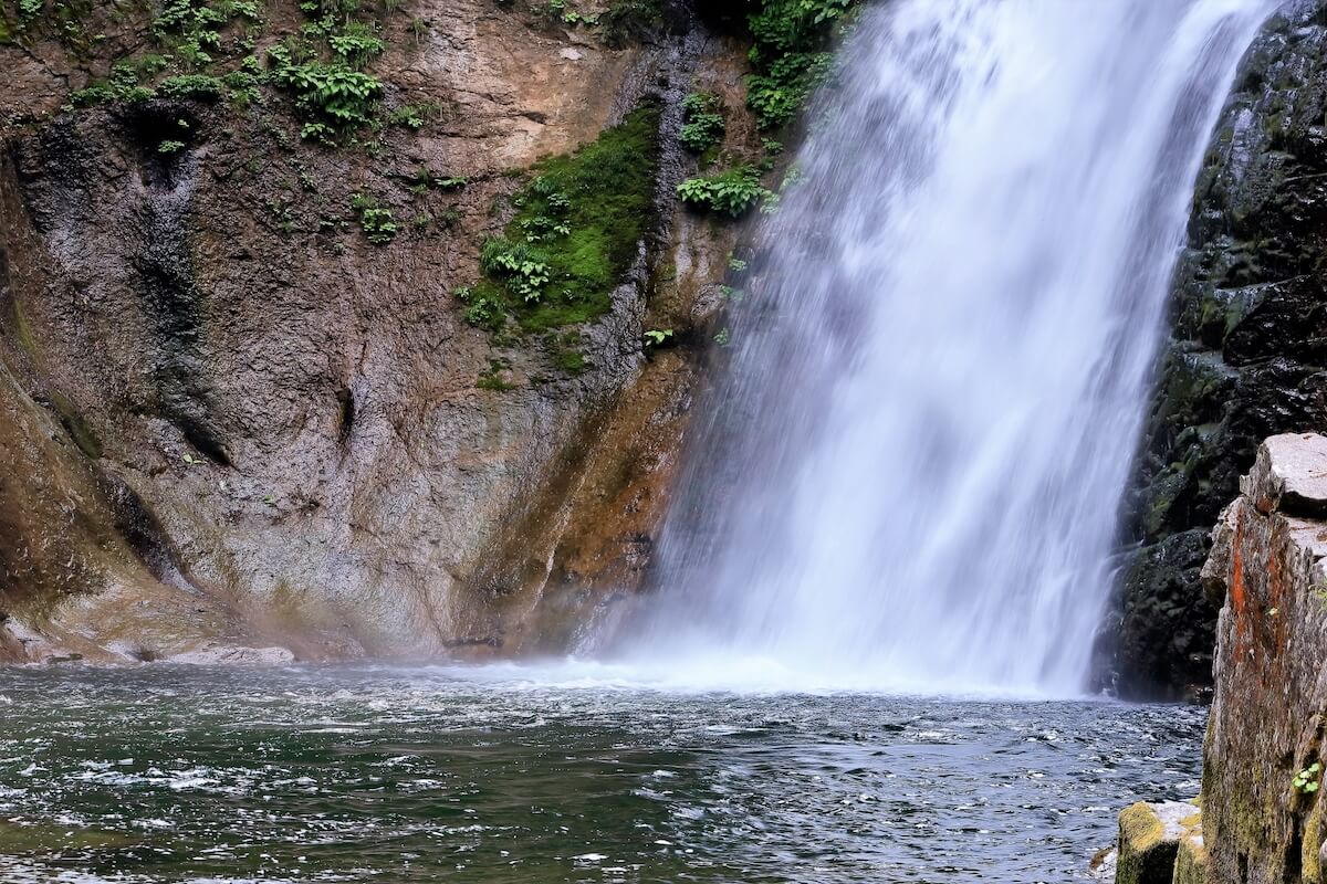 水しぶきをあげる秋保大滝