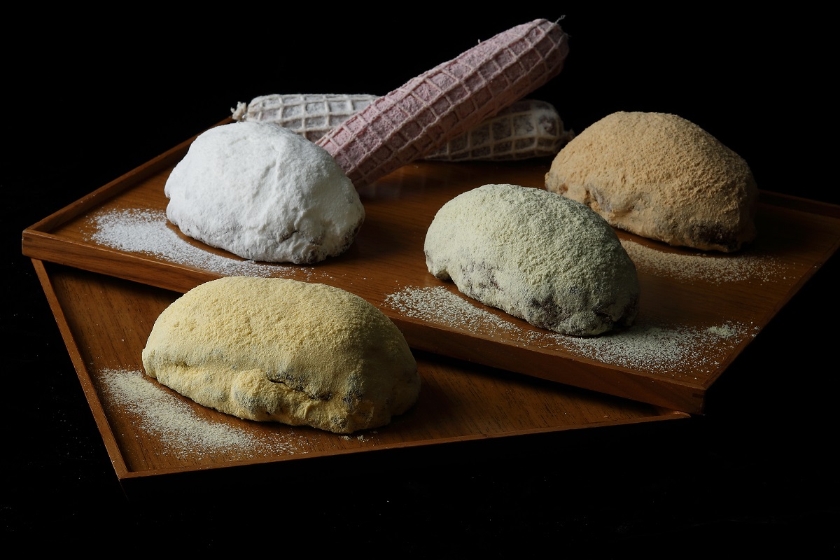 写真手前から、「オペラ シュトーレン」（限定300個） 10×16×H6cm 3400円、「加賀ほうじ茶のシュトーレン」「シュトーレン」「ボーネン シュトーレン」10×16×H6cm 各3300円、「ベラヴェッカ ルージュ アン ソシソン」∅2.5×20cm 1750円、「ベラヴェッカ アン ソシソン」∅2.5×20cm 1550円